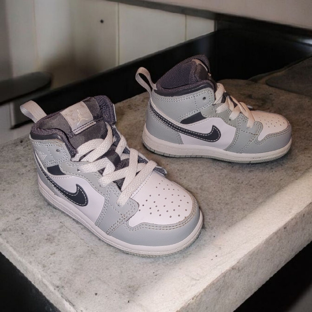 Nike Kids Sneakers in Gray and White